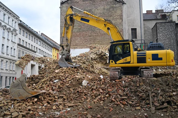 Máquina Movimiento Tierra Derribando Edificio Viejo Sitio Construcción — Foto de Stock