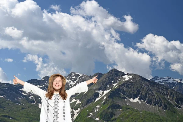 Menina Feliz Com Polegares Para Cima Montanha — Fotografia de Stock