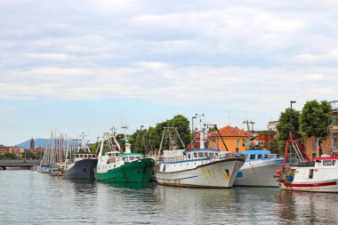 Porto Canale Rimini İtalya 'sında balıkçı tekneleri