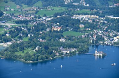 Ortaçağ su kalesi Schloss Ort 'un Gmunden Yukarı Avusturya' daki Traunsee Gölü 'ndeki panoramik manzarası 