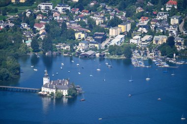 Gmunden Yukarı Avusturya 'daki Traunsee Gölü' ndeki Schloss Ort Kalesi 'nin panoramik manzarası 