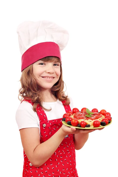 Bela menina cozinheiro com espaguete — Fotografia de Stock