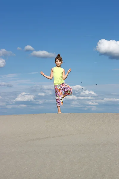 小さな女の子は砂漠で瞑想 — ストック写真