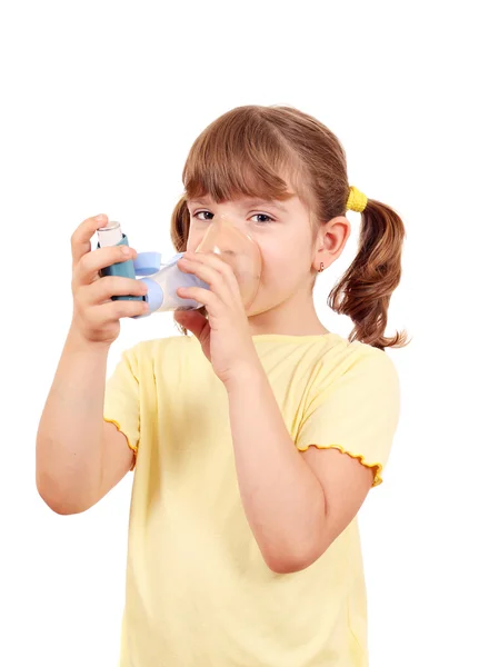 Niña usando un inhalador de asma — Foto de Stock