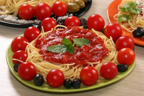 Spaghetti med Oliver tomater och sås — Stockfoto