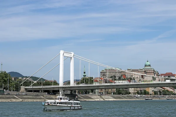 Elisabeth most přes řeku Dunaj v Budapešti — Stock fotografie