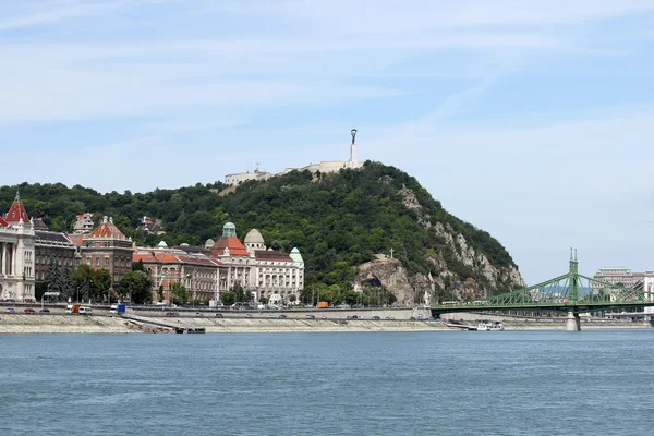 Liberty bridge och gellert hill budapest — Stockfoto