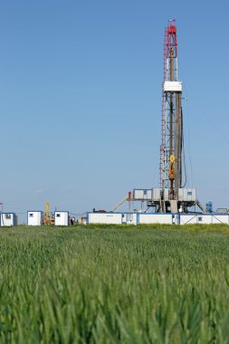 Kara petrol sondaj yeşil buğday alanı