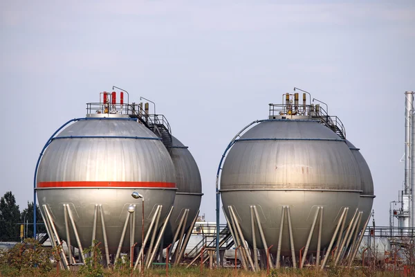 Tanques de petróleo en la zona de la industria de campo —  Fotos de Stock