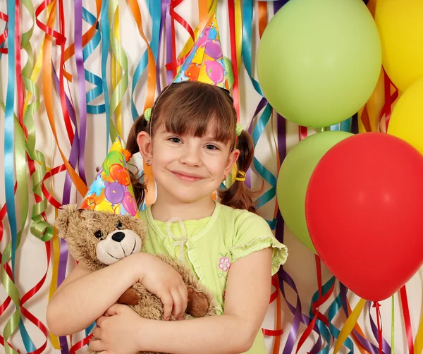 Niña feliz con fiesta de cumpleaños de oso de peluche —  Fotos de Stock