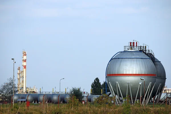 Tanques de petróleo e usina petroquímica — Fotografia de Stock