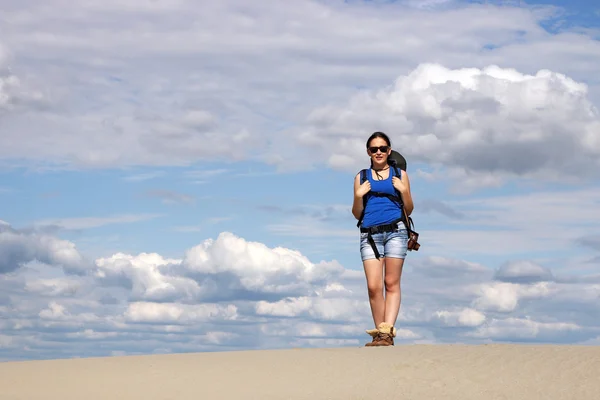 Beautiful girl hiking in desert — Stock Photo, Image