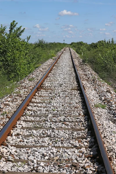 Binari ferroviari e cielo blu con nuvole paesaggio — Foto Stock