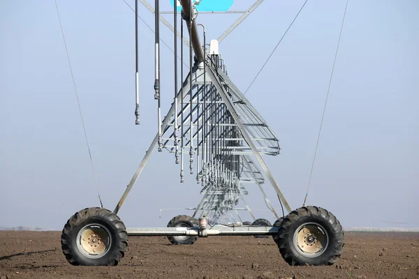 Center pivot sprinkler system on field closeup — Stock Photo, Image