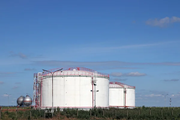 Serbatoi petrolchimici dell'impianto sul campo — Foto Stock