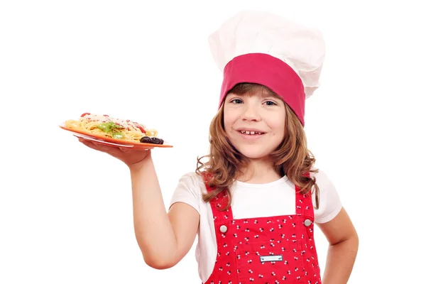 Glad liten flicka koka med spaghetti — Stockfoto