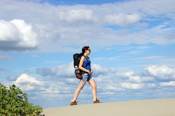 Hiking in desert girl with backpack — Stock Photo, Image