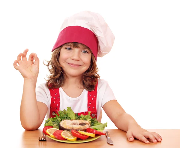 Niña cocinera con salmón comida de mar — Foto de Stock