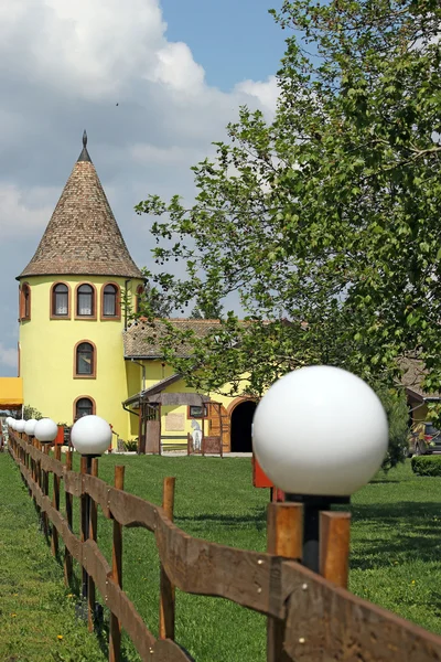 Hradní věž a plot východní Evropy — Stock fotografie