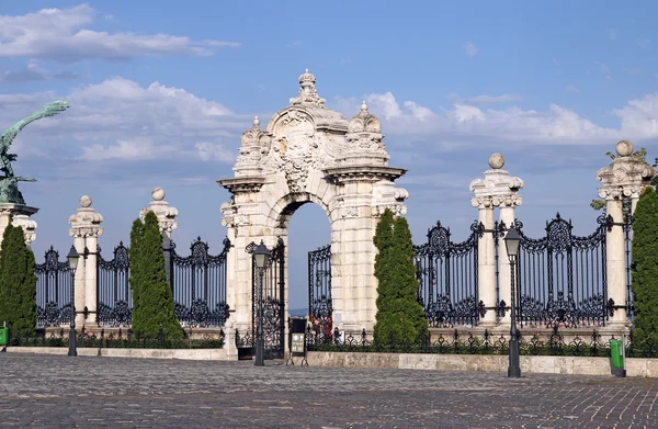 Cancello di pietra e recinzione Buda castello reale Budapest — Foto Stock