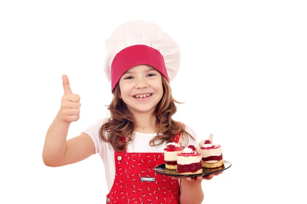 Gelukkig meisje met raspberry cake en duim omhoog — Stockfoto