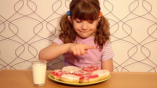 Niña comiendo rosquillas — Vídeo de stock