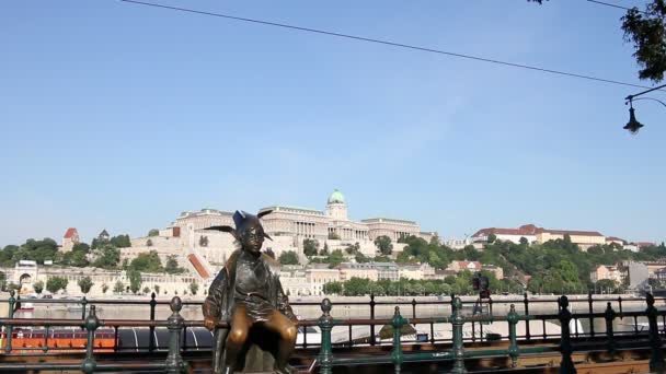 Little Princess statue Budapest Hungary — Stock Video