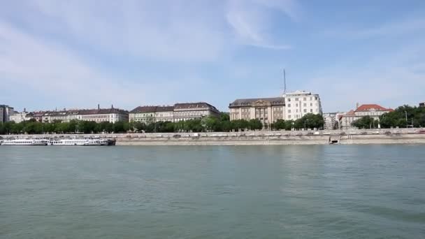 Vid floden Donau i budapest stadsbild — Stockvideo