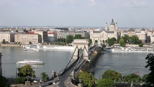 Kettingbrug op Donau rivier Boedapest — Stockvideo