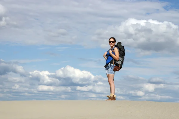 漂亮的女孩在沙漠徒步旅行 — 图库照片