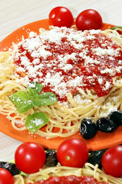 Spaghetti med tomater ost och sås — Stockfoto