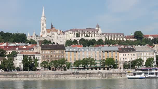 Budapeşte Tuna nehir kıyısındaki balıkçı Kalesi — Stok video