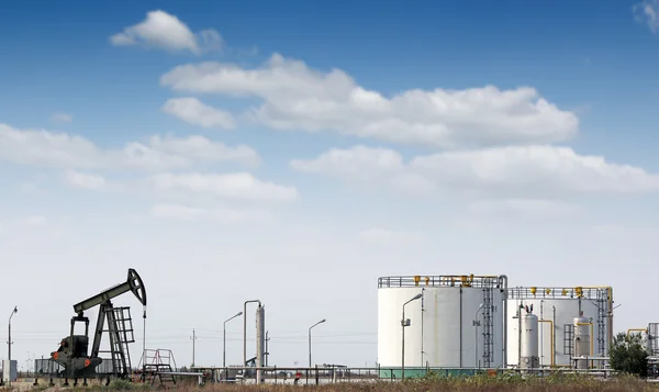 Oil pump jack and refinery — Stock Photo, Image