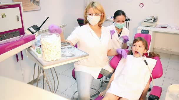 Diş hekimi hemşire ve küçük kız hasta — Stok video