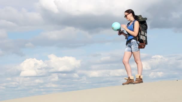 Chica mirando un globo donde viajarán — Vídeo de stock