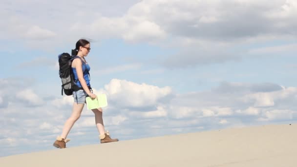 Menina de pé no deserto e olhando para o mapa — Vídeo de Stock