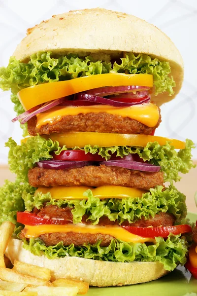 Gros hamburger gros plan fast food — Photo