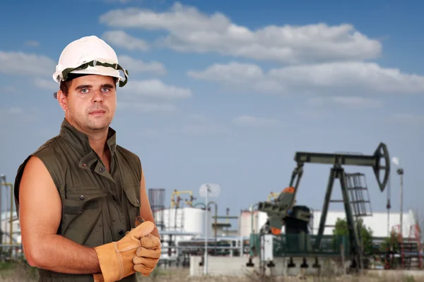 Operaio petrolifero sul giacimento petrolifero — Foto Stock