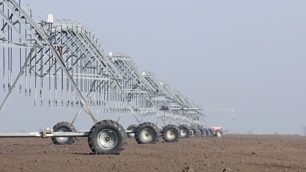 Sprinkleranlage bewegt sich auf Feld — Stockvideo