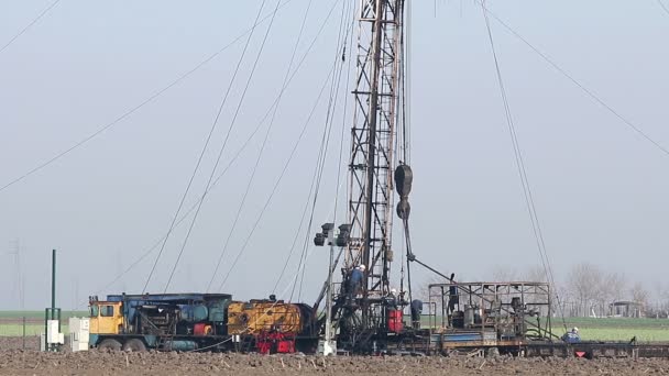 Trabajadores petroleros con plataforma de perforación de tierra — Vídeos de Stock