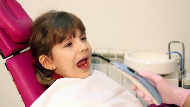 牙科医生那里的小女孩 — 图库视频影像