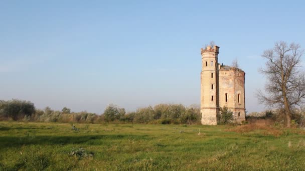 Landschaft mit alter Burgruine — Stockvideo