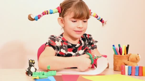 Kleines Mädchen macht Schnurrbart aus Papier — Stockvideo
