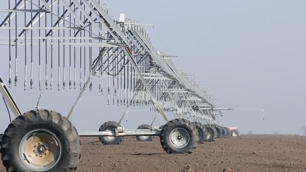 Center pivot sprinkler system agriculture industry — Stock Video