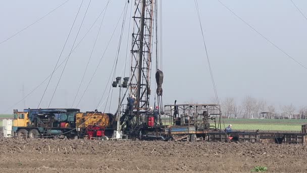 Trabalhadores do petróleo no campo petrolífero — Vídeo de Stock