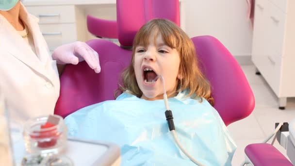 Hermosa niña con la boca abierta durante el tratamiento de perforación en el dentista — Vídeos de Stock