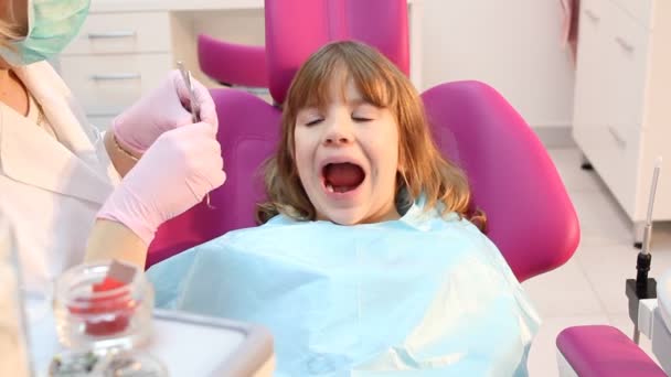 Diş hekimi onay boşluklar olarak küçük kız — Stok video