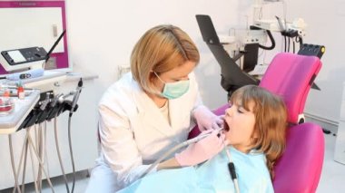 Küçük kız ve erkek diş hekimi