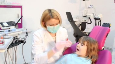 Diş hekimleri Office küçük kız