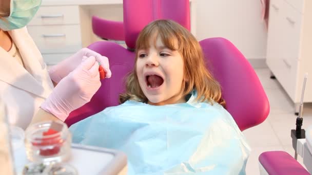 Küçük kız hasta, diş hekimi — Stok video